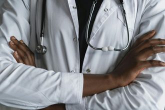 Disputa por contratos na área da saúde e violência entre profissionais: o que o caso revela sobre conflitos silenciosos no setor