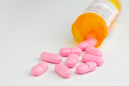 Venda de medicamentos em supermercados avança e reacende debate sobre acesso, segurança e regulação