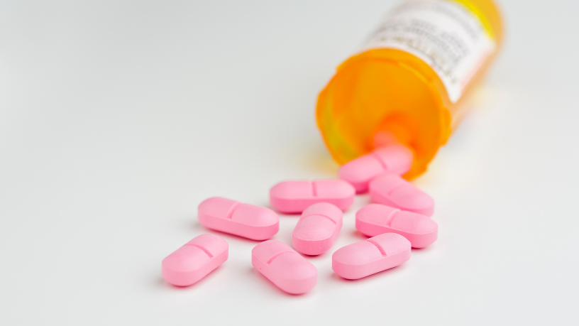 Venda de medicamentos em supermercados avança e reacende debate sobre acesso, segurança e regulação