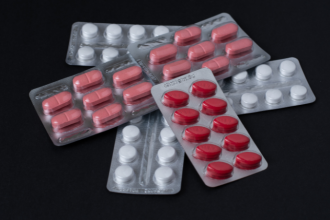 Medicamentos proibidos no Brasil são vendidos no Centro do Rio e expõem risco silencioso à saúde pública