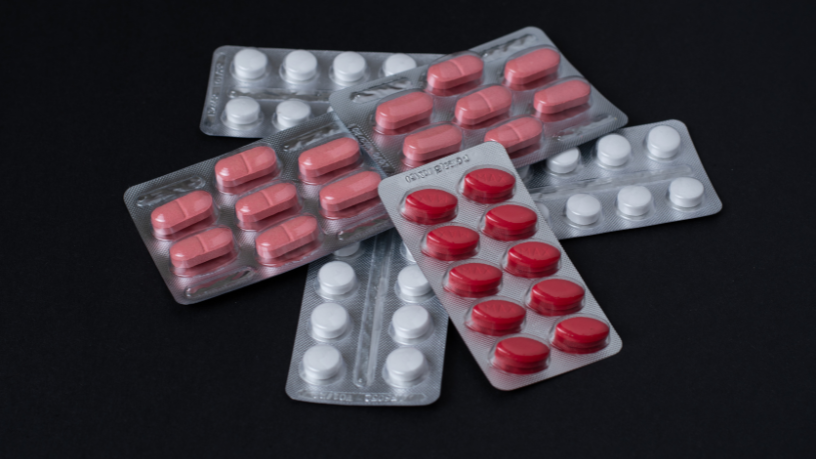 Medicamentos proibidos no Brasil são vendidos no Centro do Rio e expõem risco silencioso à saúde pública