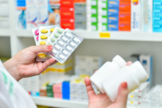 ANVISA reforça alerta sobre medicamentos falsificados: como identificar riscos e proteger a saúde em 2026?