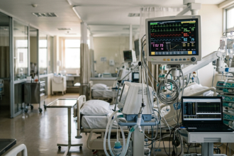 UTIs inteligentes do SUS usam inteligência artificial para monitorar pacientes em tempo real; entenda o impacto na saúde