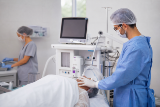 Médico monitora paciente durante procedimento ambulatorial sob sedação em ambiente clínico
